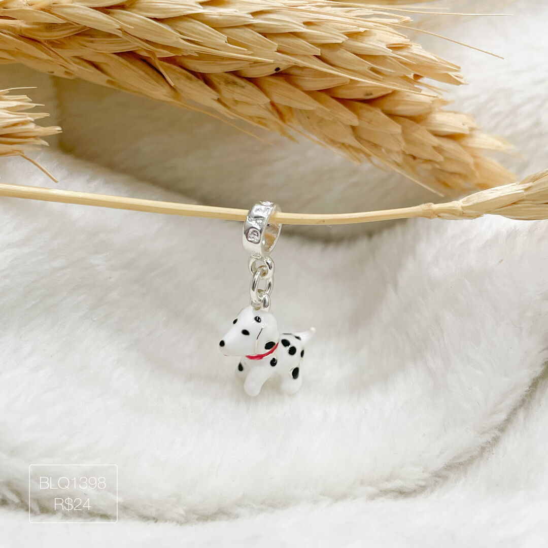 Berloque Cachorro Dálmata Pendurado Esmaltado Prateado